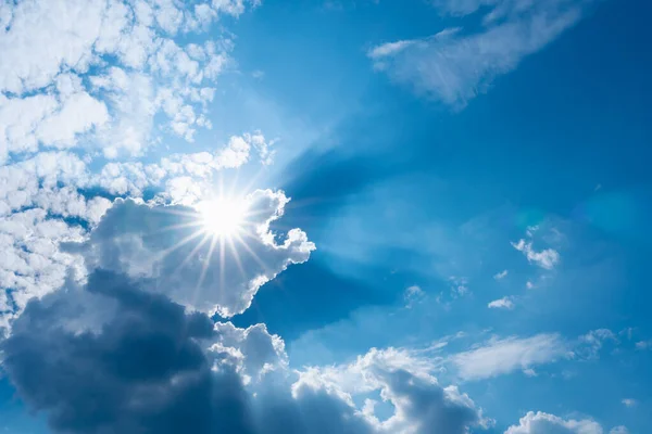 Blauwe Lucht Met Wolken Zon Schijnt Met Zonnestralen Dag — Stockfoto