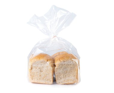 Dilimlenmiş tam buğday ekmeği plastik poşette, beyaz arka planda kırpma yolu ile izole edilmiş.