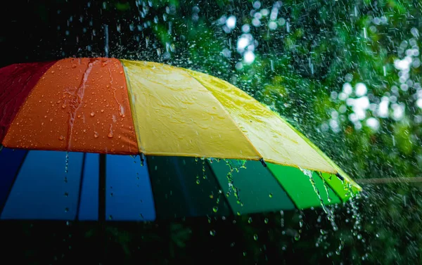 Gotas Chuva Caindo Guarda Chuva Arco Íris Dia Com Fundo — Fotografia de Stock