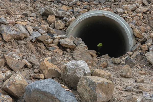 Betoncső Föld Alatt Sziklák — Stock Fotó