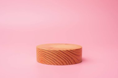 Kullanım için pembe arka planda izole ahşap podyum sahnesi ürün konseptini kopya alanı ve doğa modeliyle en aza indir