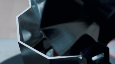 İtalyan moka kahve fincanı, yüksek açı yakın çekim ve yörünge dönüş kamerası görüntüsü.