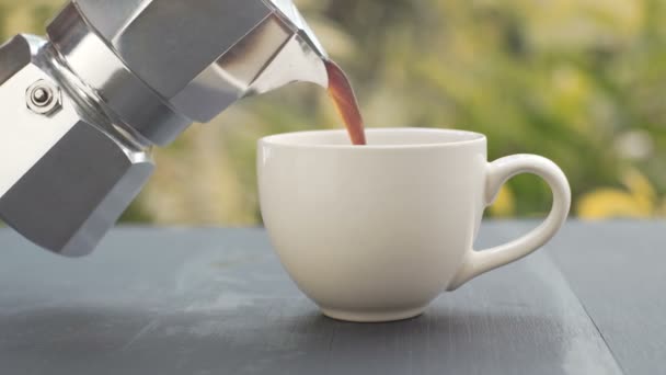 Verter Café Caliente Café Italiano Moka Olla Taza Sobre Mesa — Vídeo de stock