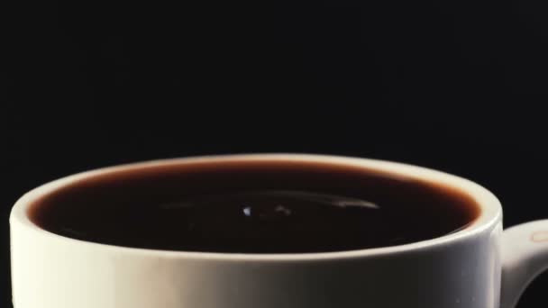 Zeitlupe Makroaufnahme Eines Kaffeetropfens Der Eine Kaffeemaschine Mit Dunklem Hintergrund — Stockvideo