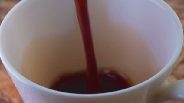 Közeli Felvételek Lassított Felvétel Öntés Forró Kávé Fehér Csésze — Stock videók