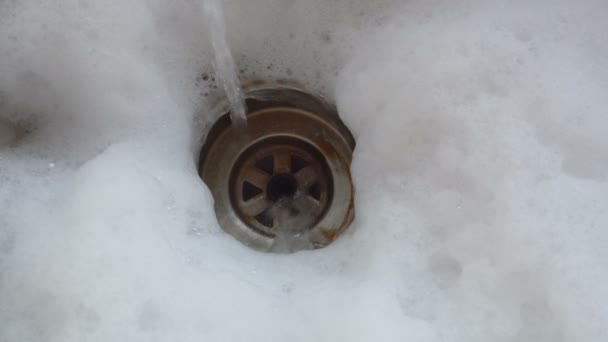 Eau Écoulant Dans Drain Évier Métallique Avec Mousse Bulles Vue — Video