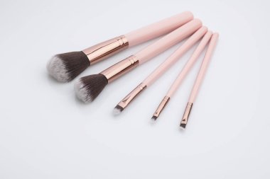 Kozmetik: Set ile yapmak Studio üzerinden beyaz arka plan çekimde fırçalar