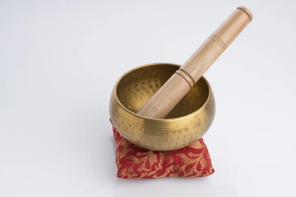 Tibetaanse Singing Bowl Rode Kussen Geïsoleerd Witte Achtergrond — Stockfoto