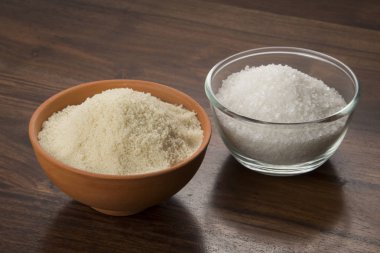 Gıda: Closeup izole ahşap arka plan üzerinde beyaz ve kahverengi şeker