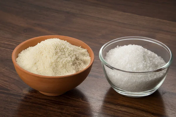 Lebensmittel Nahaufnahme Von Weißem Und Braunem Zucker Isoliert Auf Holzgrund — Stockfoto