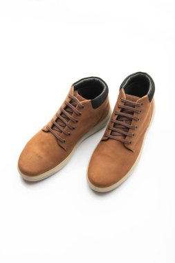 Beyaz arkaplanda izole edilmiş bir çift kahverengi ayakkabı