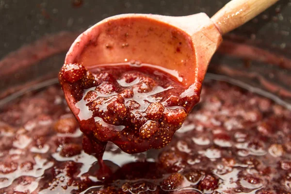 bir tahta kaşık çilek