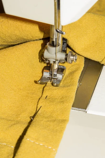 ミシンの針が布を縫う ファッションアイテムを縫製する工程 — ストック写真