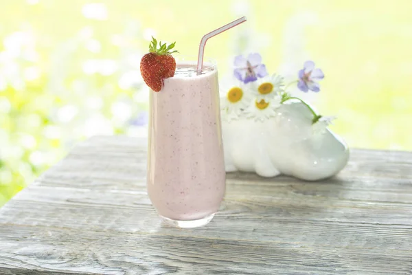 Batido Fresa Coloca Vaso Alto Sobre Fondo Madera Clara Día —  Fotos de Stock