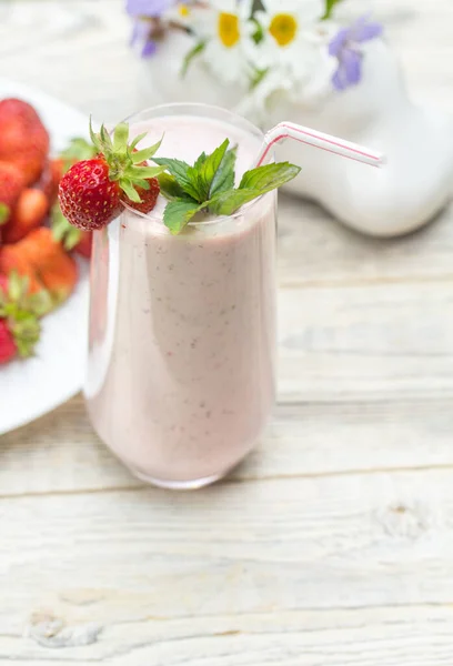 Vaso Vidrio Con Batido Fresa Plato Blanco Con Fresas Colocan —  Fotos de Stock