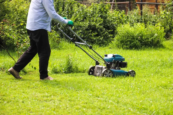 Man Klipper Gräset Sin Egen Stugtomt — Stockfoto