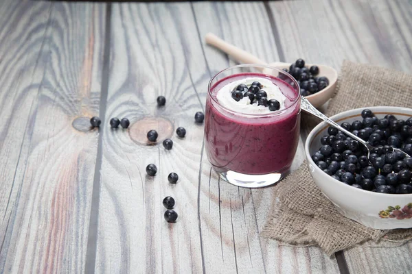 Contexto Madeira Copo Com Uma Bebida Dieta Smoothie Mirtilo Com — Fotografia de Stock