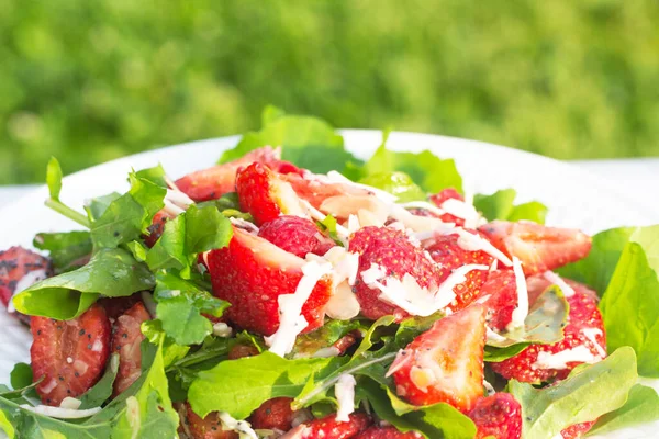 Salada Verão Com Morangos Uma Chapa Branca Fundo Leve Fecha — Fotografia de Stock