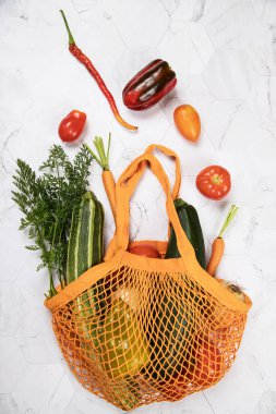 Sebzeli, kabaklı, domatesli, biberli, havuçlu, soğanlı yeniden kullanılabilir ağ torbası. Sıfır atık, plastiksiz konsept.