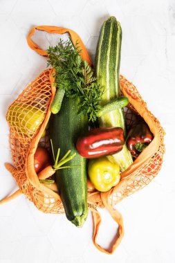 Sebzeli, havuçlu, soğanlı, kabaklı, domatesli, biberli yeniden kullanılabilir ağ torbası. Sıfır atık, plastiksiz konsept.