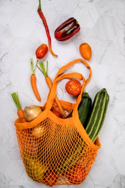 Sebzeli, kabaklı, domatesli, biberli, havuçlu, soğanlı yeniden kullanılabilir ağ torbası. Sıfır atık, plastiksiz konsept.
