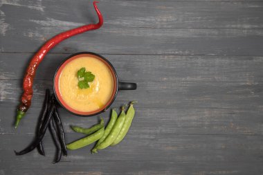 Koyu ahşap arka planda fasulye ve bezelye çorbası. Kopyalama alanı için yer