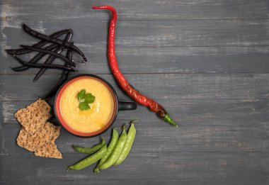 Koyu ahşap zemin üzerinde fasulye ve bezelye püresi ve kurabiye ve mısır gevreği. Kopyalama alanı için yer