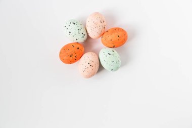 Boyalı yumurta mermer. Minimalist düz yatıyordu. Beyaz arka plan.