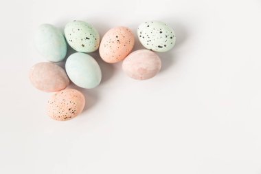 Boyalı yumurta. Yaratıcı Paskalya arka plan. Metin için yer.