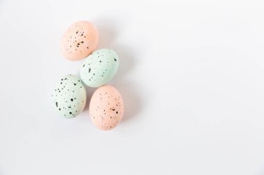 Şirin el Paskalya yumurta boyama. Minimalist tarzı, mermer renk.