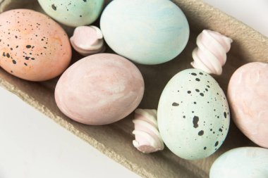 Paskalya yumurta ve marshmallow boyalı. Üstten Görünüm. Pastel renkler.