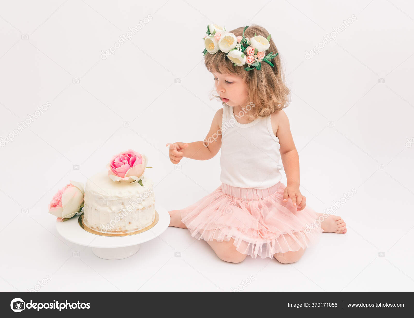 Jolie Petite Fille Fete Son Anniversaire Avec Gateau Anniversaire Fond Image Libre De Droit Par Evakid C Jolie Petite Fille Fete Son Anniversaire Avec Gateau Anniversaire Fond Image Libre De Droit Par Evakid C