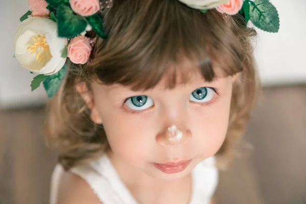 Retrato Niña Encantadora Con Guirnalda Con Flores Ojos Azules Grandes — Foto de Stock