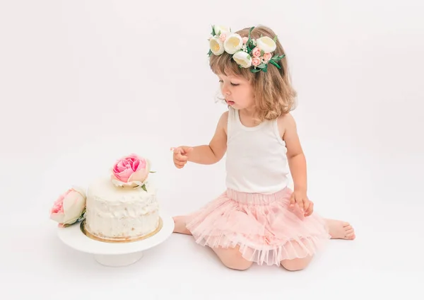 Υπέροχο Κοριτσάκι Γιορτάζει Γενέθλιά Του Ένα Κέικ Γενεθλίων Minimalistic Λευκό — Φωτογραφία Αρχείου