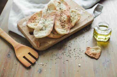 Baharatlı ince İtalyan ekmeği. İnce tortilla. Zeytinyağı ve tuzlu geleneksel İtalyan Focaccia..