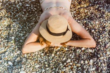 Plajda şapkalı genç kadınlar