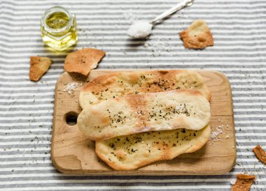 Baharatlı ince İtalyan ekmeği. İnce tortilla. Zeytinyağı ve tuzlu geleneksel İtalyan Focaccia..