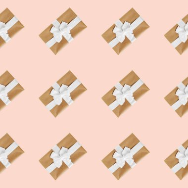 Beyaz kurdeleli el işi kağıtlara sarılı hediye kutuları. Mevcut kutular pembe renkte izole edilmiş. Tatil hediyesi. Üst Manzara. Pembe arka plan. Kusursuz desen