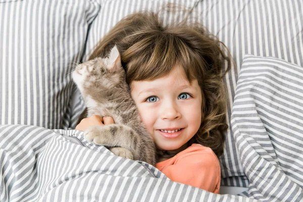 Retrato Niña Feliz Con Gato Cama Niña Oliendo Divirtiéndose Cama — Foto de Stock