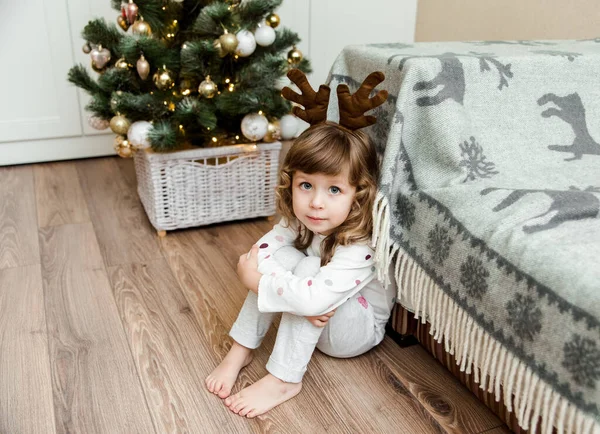 Muchacha Divertida Con Árbol Navidad Decorado Suelo Estilo Minimalista Lindo — Foto de Stock