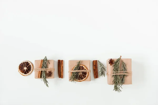 Composición Plana Navidad Cajas Regalo Artesanales Sobre Fondo Blanco Caja — Foto de Stock