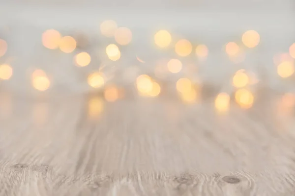 Noel Işıkları Arkaplanı. Uzayı kopyala Noel çelengi ahşap zemindeki ışıkları bozdu.