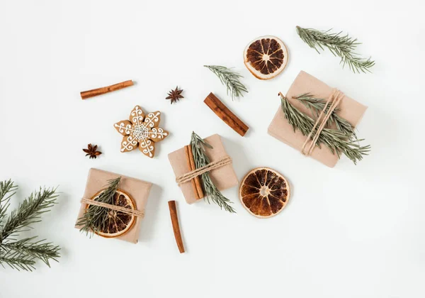 Natale Piatto Laici Composizione Scatole Regalo Artigianali Sullo Sfondo Bianco — Foto Stock