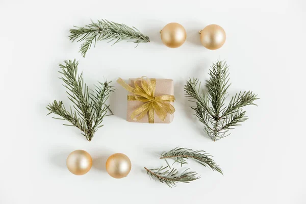 白い背景にモミの松の枝 クラフトギフトボックスとクリスマスボールと創造的なフラットレイ ミニマリズム スカンディナヴィア風 — ストック写真