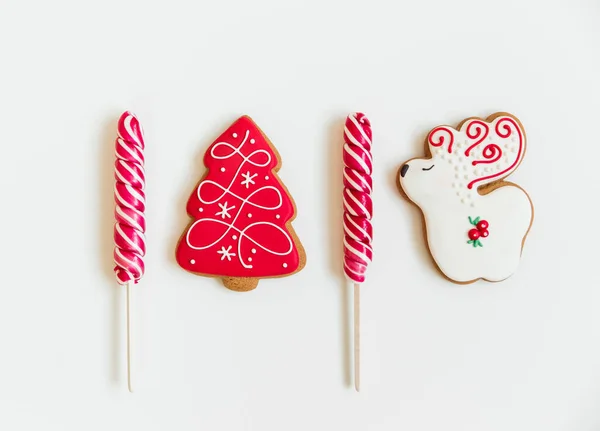 Composição Natal Criativo Com Biscoitos Gengibre Vermelho Deitado Árvore Natal — Fotografia de Stock