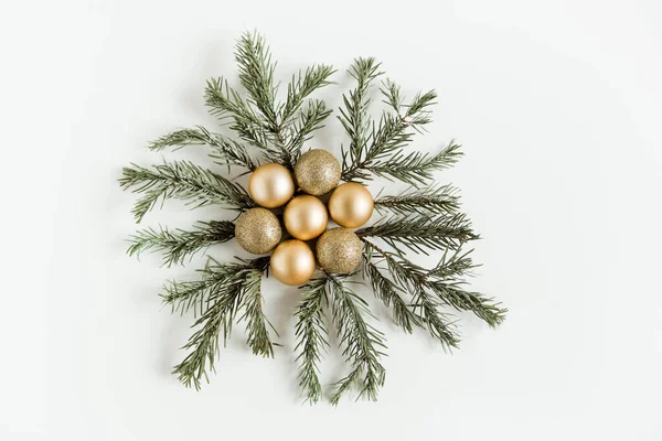 白い背景にモミの松の枝と黄金のクリスマスボールとクリスマスフラットレイ ミニマリズム スカンディナヴィア風 — ストック写真