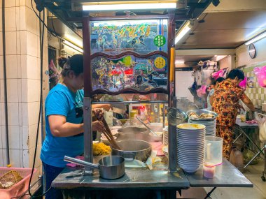 Ho Chi Minh şehri, Vietnam - 29 Mayıs 2020: Sanh Ky Mi Gia restoranı, Vietnam domuz eti ve karidesli noodle çorbası (Hu tieu mi), doğranmış soğanlı garnitür, tavuk veya domuz dilimleri