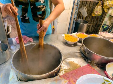 Ho Chi Minh şehri, Vietnam - 29 Mayıs 2020: Sanh Ky Mi Gia restoranı, Vietnam domuz eti ve karidesli noodle çorbası (Hu tieu mi), doğranmış soğanlı garnitür, tavuk veya domuz dilimleri