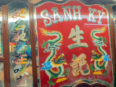 Ho Chi Minh şehri, Vietnam - 29 Mayıs 2020: Sanh Ky Mi Gia restoranı, Vietnam domuz eti ve karidesli noodle çorbası (Hu tieu mi), doğranmış soğanlı garnitür, tavuk veya domuz dilimleri