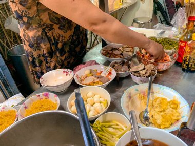 Ho Chi Minh şehri, Vietnam - 29 Mayıs 2020: Sanh Ky Mi Gia restoranı, Vietnam domuz eti ve karidesli noodle çorbası (Hu tieu mi), doğranmış soğanlı garnitür, tavuk veya domuz dilimleri